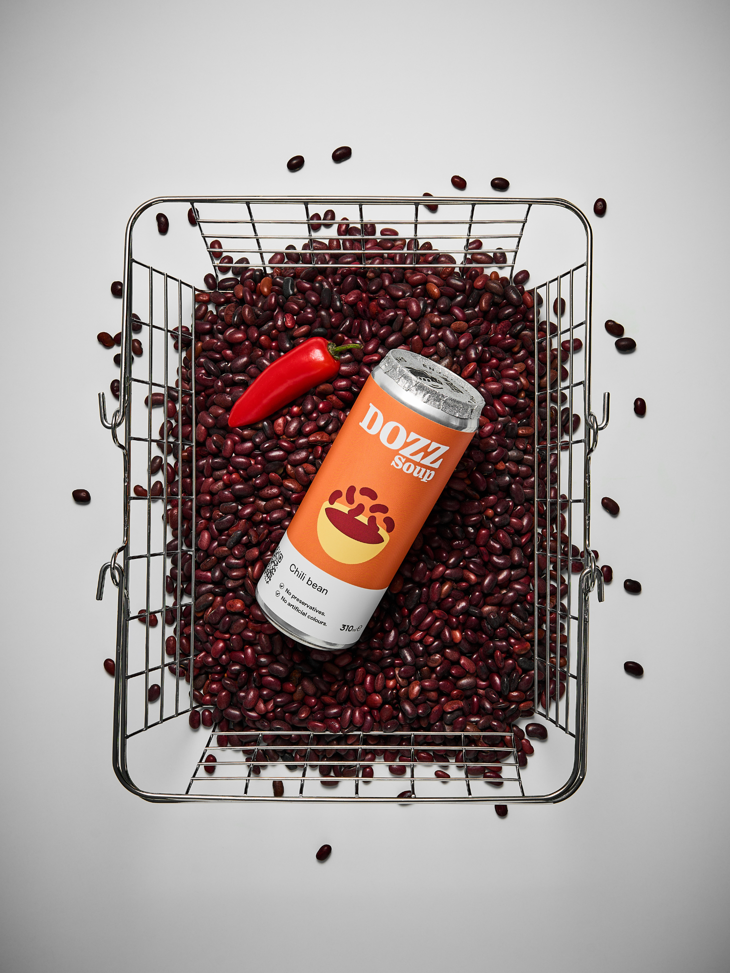 Supă de fasole Chili Bean DOZZ Soup preparată din ingrediente 100% naturale, fiind o masă consistentă și bogată în fibre, fără conservanți.