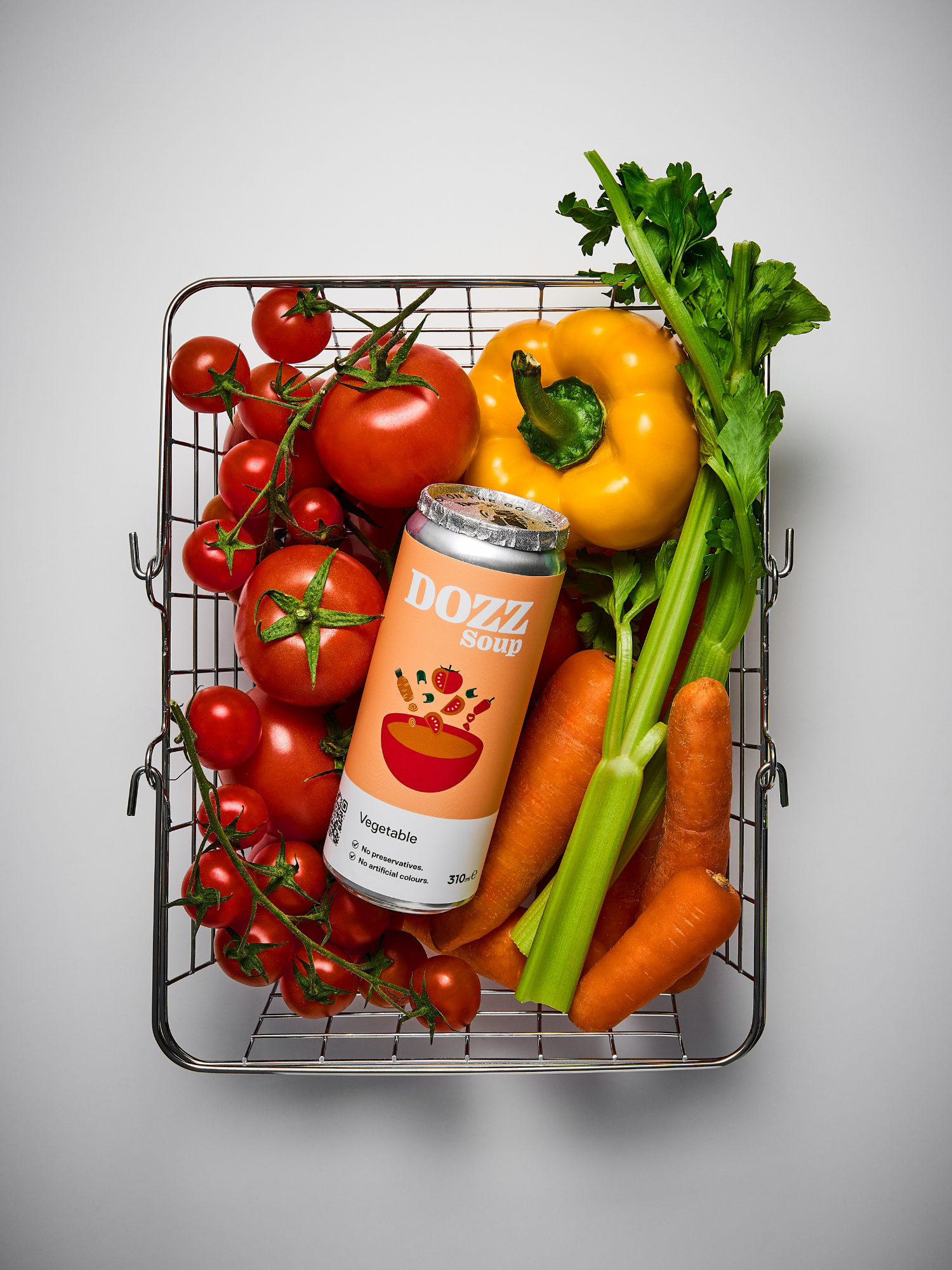 Supă de legume DOZZ Soup preparată din ingrediente proaspete și naturale, fără conservanți sau coloranți artificiali.