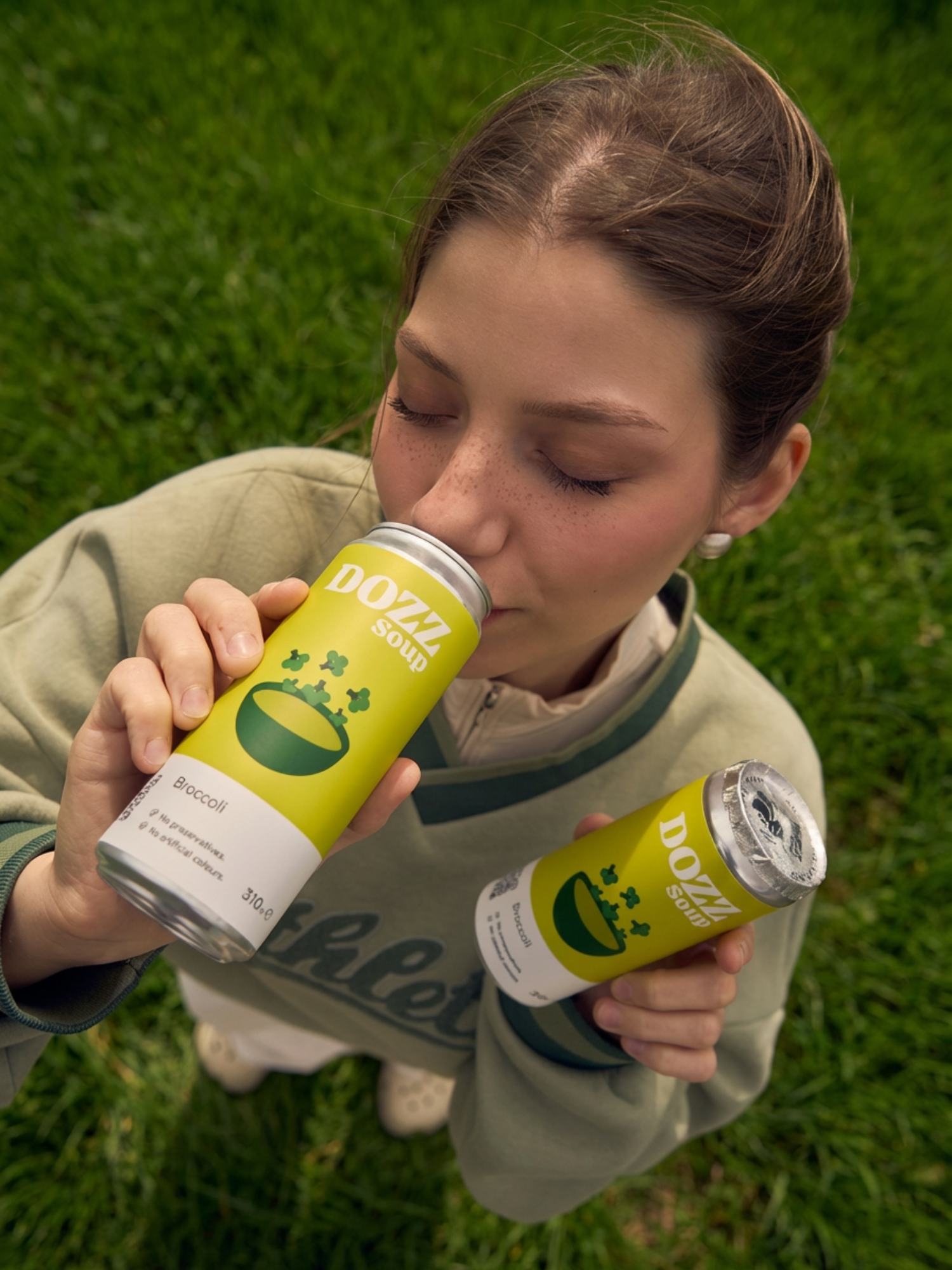 Supă cremă de broccoli DOZZ Soup, o masă sănătoasă și răcoritoare gata de consumat oriunde, ideală pentru pauze în natură.