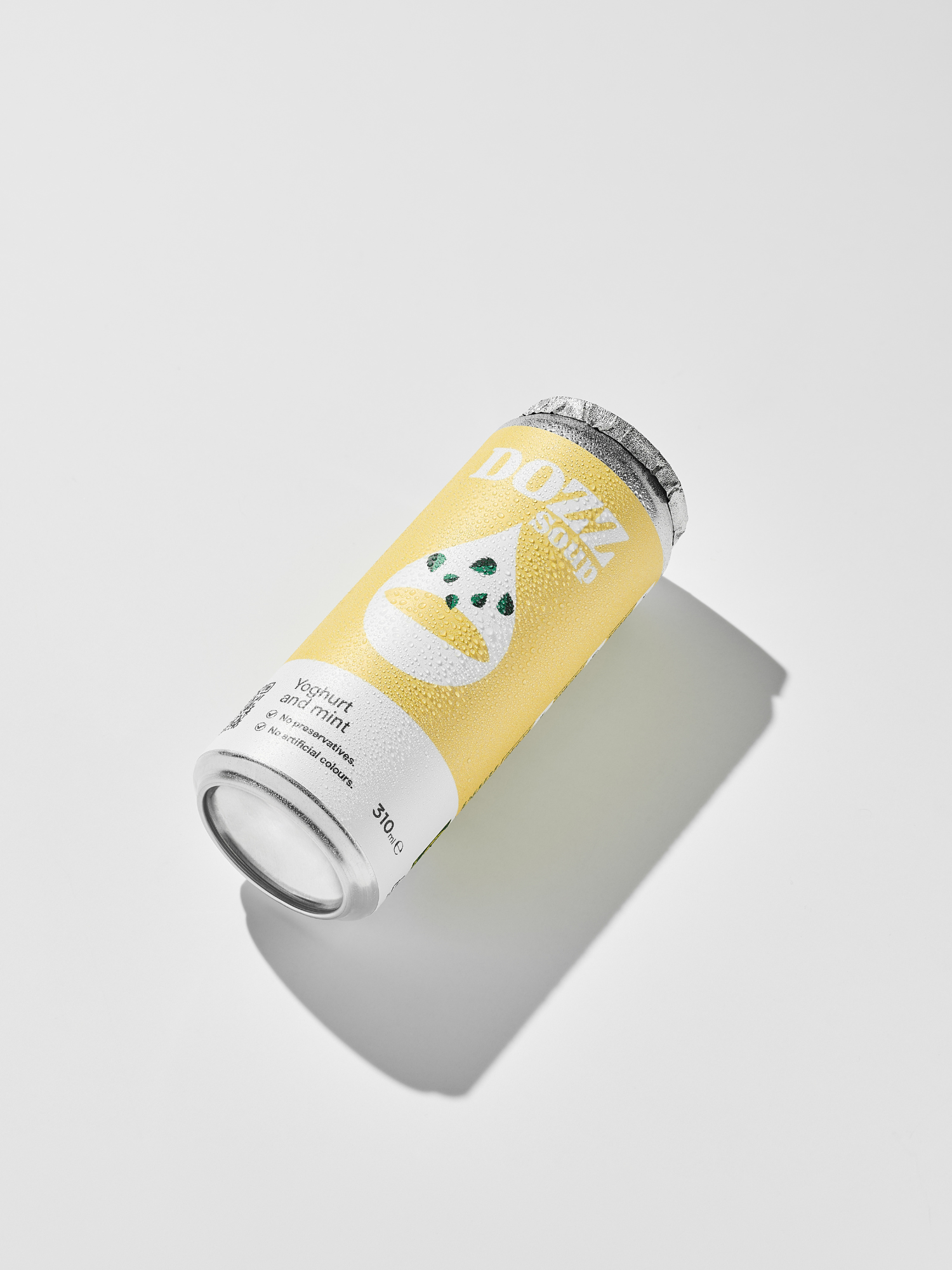 Supă de iaurt cu mentă DOZZ la doză de 310ml, o opțiune răcoritoare, naturală și sănătoasă, preparată fără conservanți sau coloranți artificiali.