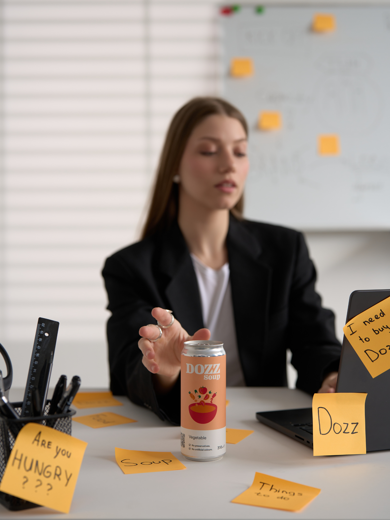 Supă de legume DOZZ la doză, soluția ideală pentru un prânz rapid și sănătos la birou, care îți oferă energie fără să te încetinească.