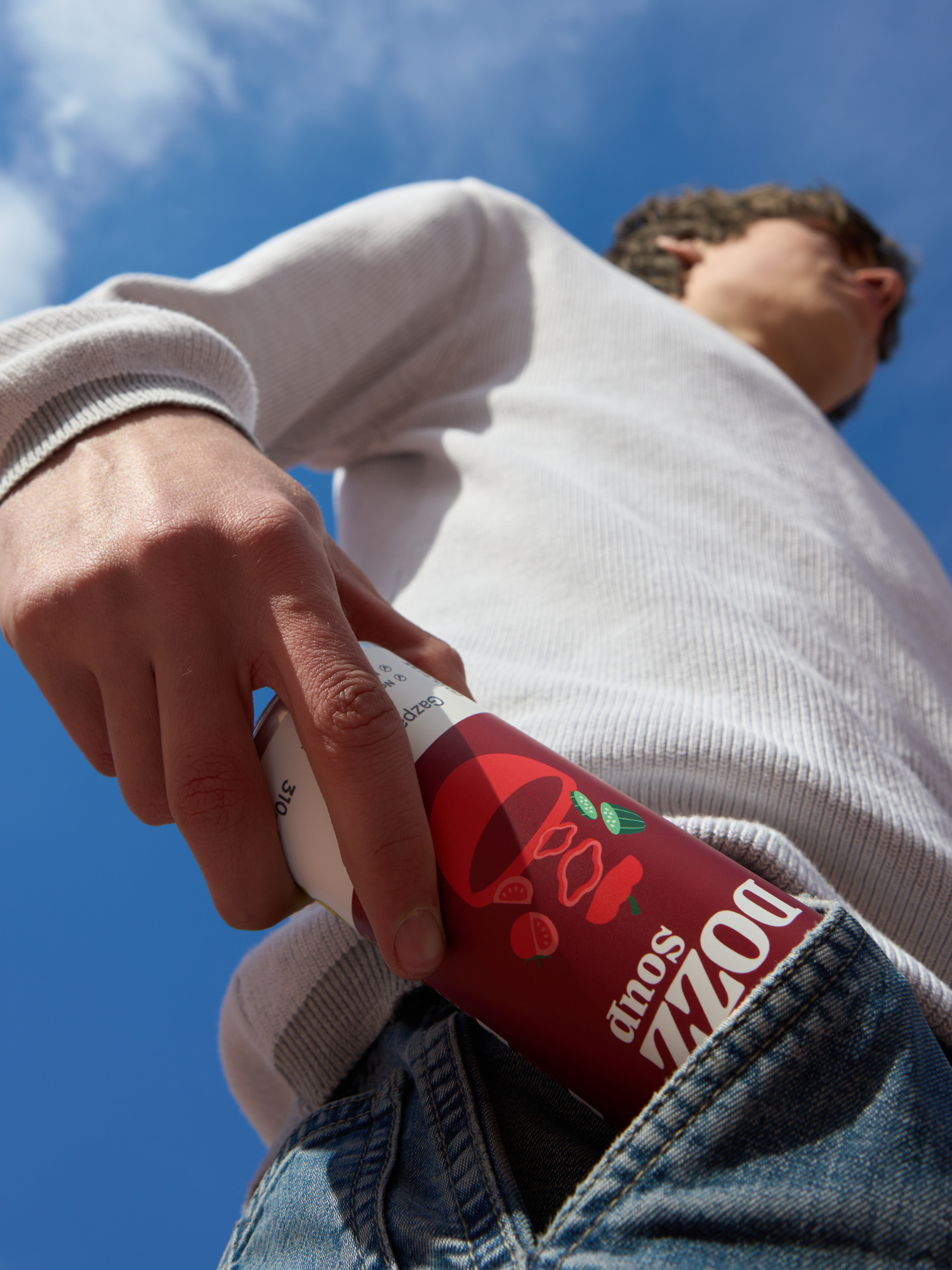 Supă Gazpacho DOZZ la doză de 310ml, o gustare rece și răcoritoare on-the-go, ideală pentru zile calde și un stil de viață dinamic.